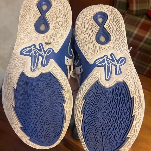 Nike Kyrie basketball shoes - Picture 2 of 3